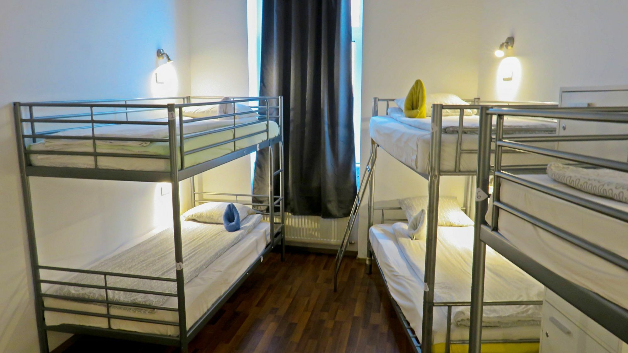 The Evil Clown Hostel Брашов Екстериор снимка